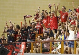 La afición granadina celebra una canasta del Covirán en la Copa de Andalucía.