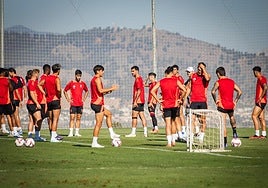Los futbolistas del Granada, durante la última sesión de entrenamiento del equipo.