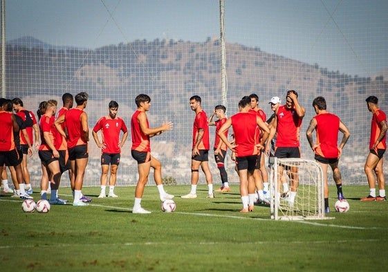 Los futbolistas del Granada, durante la última sesión de entrenamiento del equipo.