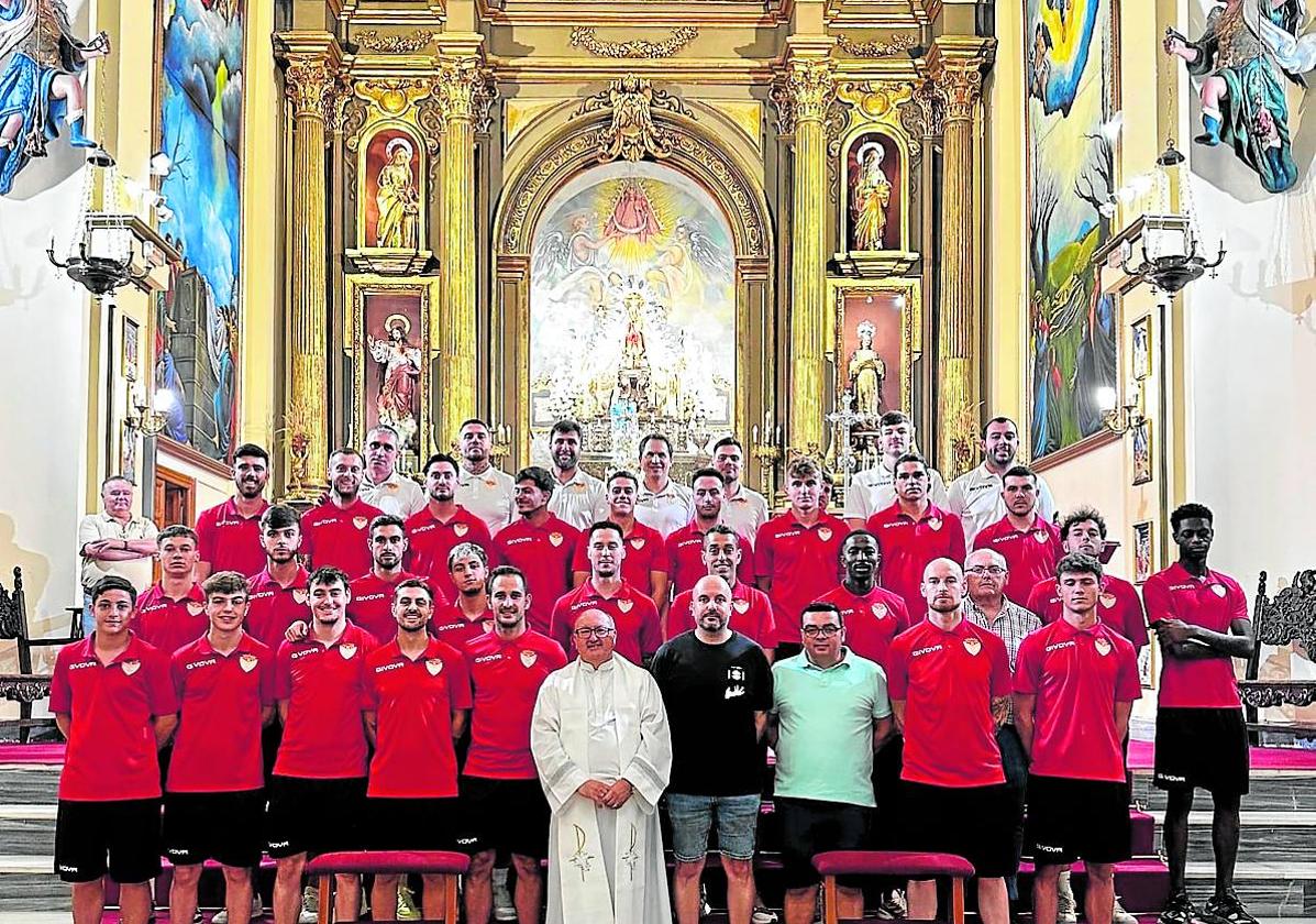 Los jugadores del conjunto marteño realizaron la tradicional ofrenda a la Virgen de la Villa.