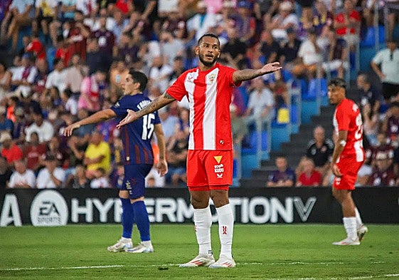 Luis Suárez se lamenta de una acción del partido.