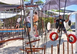 Varias personas realizan actividades en el Parque de Aventuras de esta localidad.