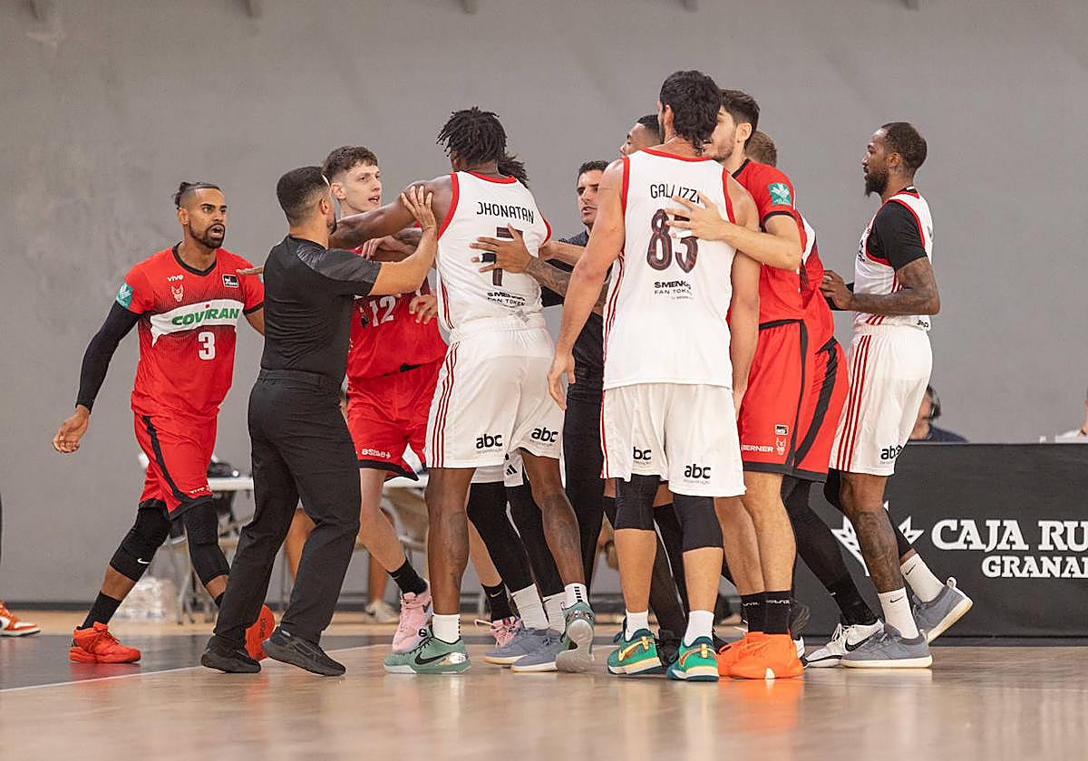 Tensión entre Gian Clavell (i) y el argentino Gallizzi (83).