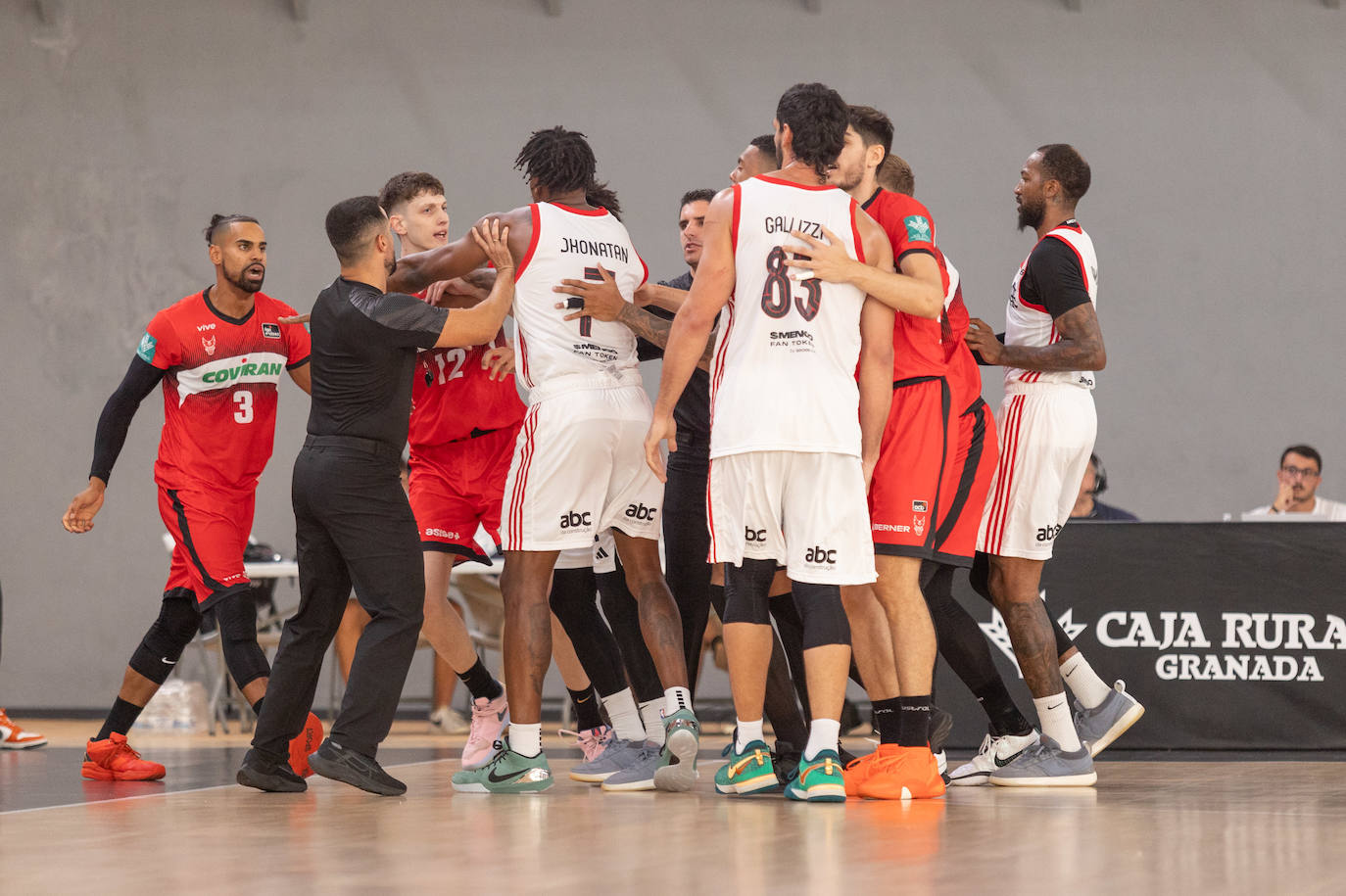 Tensión entre Gian Clavell (i) y el argentino Gallizzi (83).