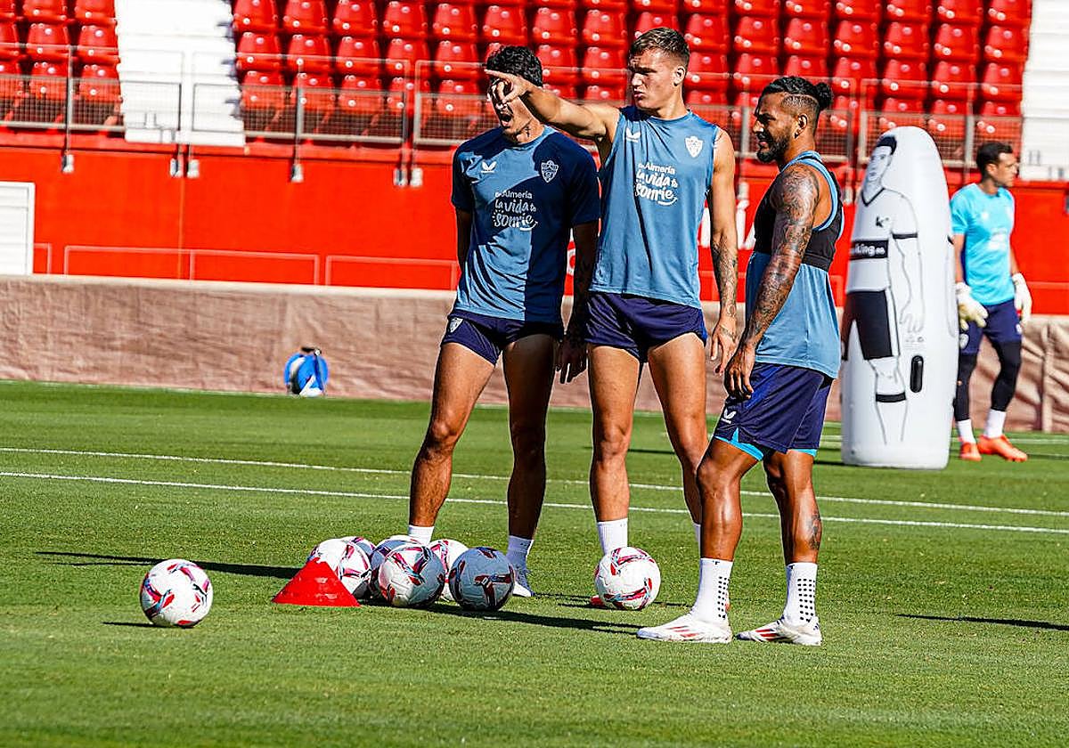 Marezi parece señalar a Radovanovic y a Luis Suárez el camino del gol.