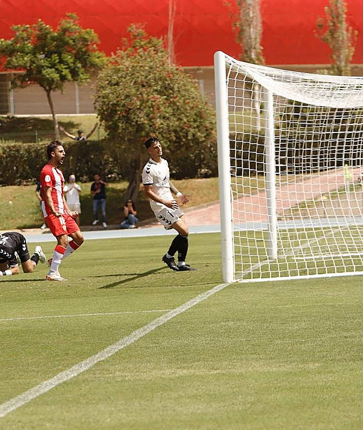 Imagen secundaria 2 - Arriba, celebración del gol del empate, de Lorenzo. Abajo, a la izquierda, Hugo Neves, clave en la primera parte. A la derecha, Manu Morillo puso el 4-1.