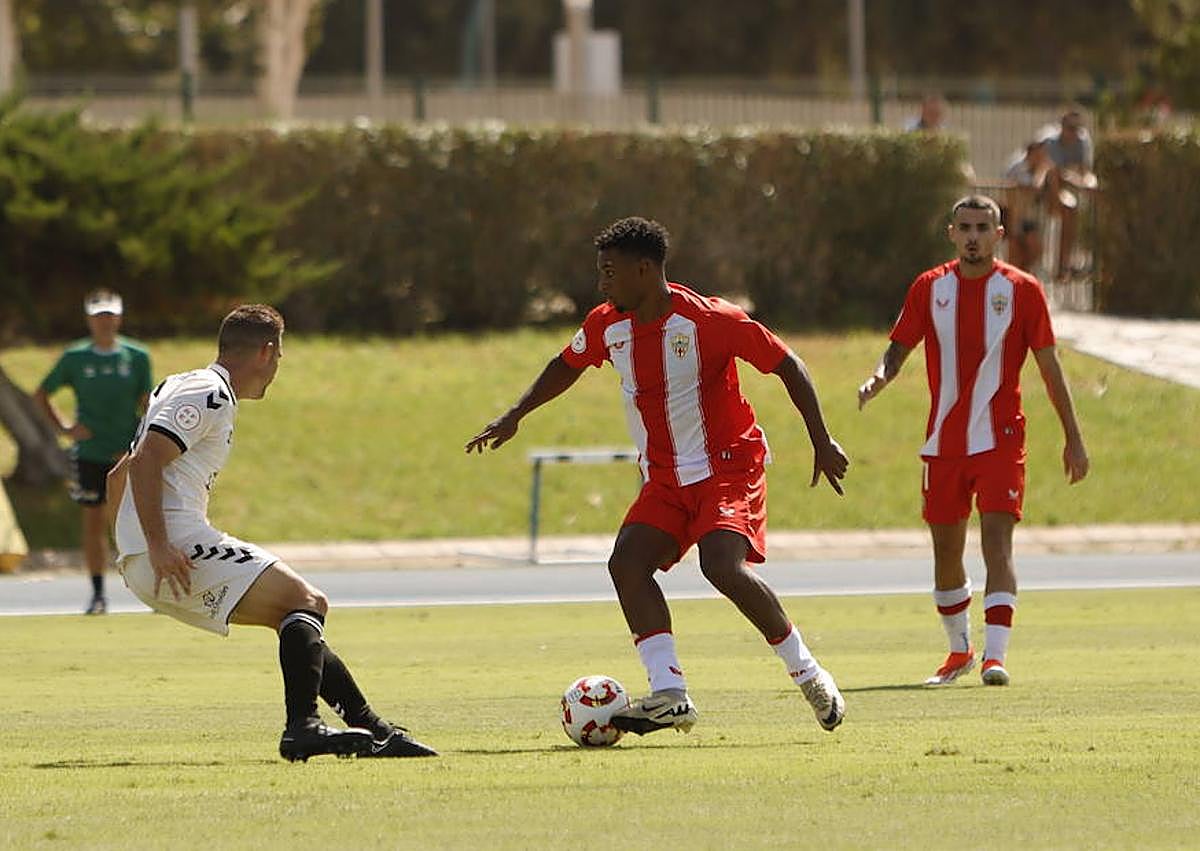 Imagen secundaria 1 - Arriba, celebración del gol del empate, de Lorenzo. Abajo, a la izquierda, Hugo Neves, clave en la primera parte. A la derecha, Manu Morillo puso el 4-1.
