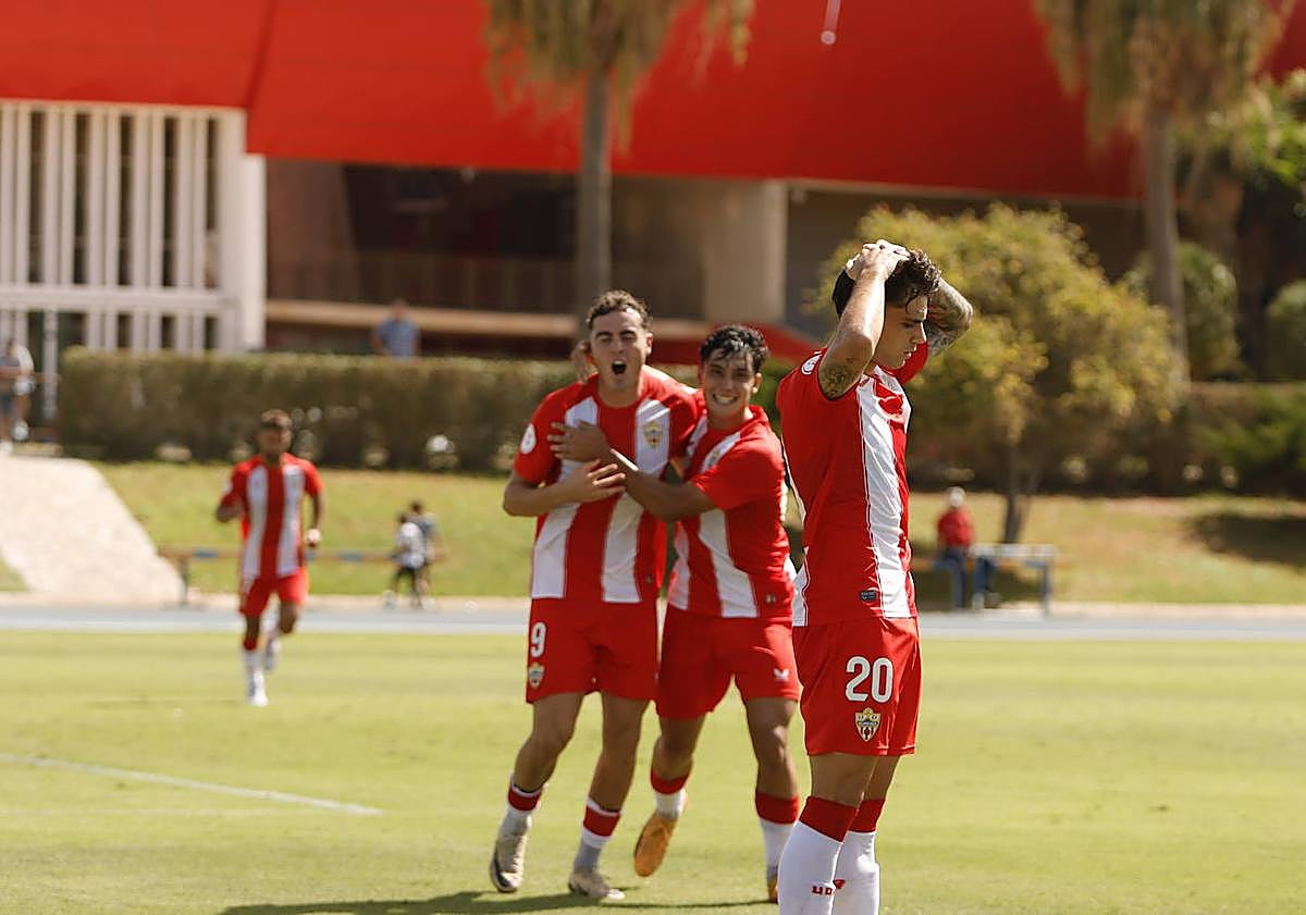 Imagen principal - Arriba, celebración del gol del empate, de Lorenzo. Abajo, a la izquierda, Hugo Neves, clave en la primera parte. A la derecha, Manu Morillo puso el 4-1.