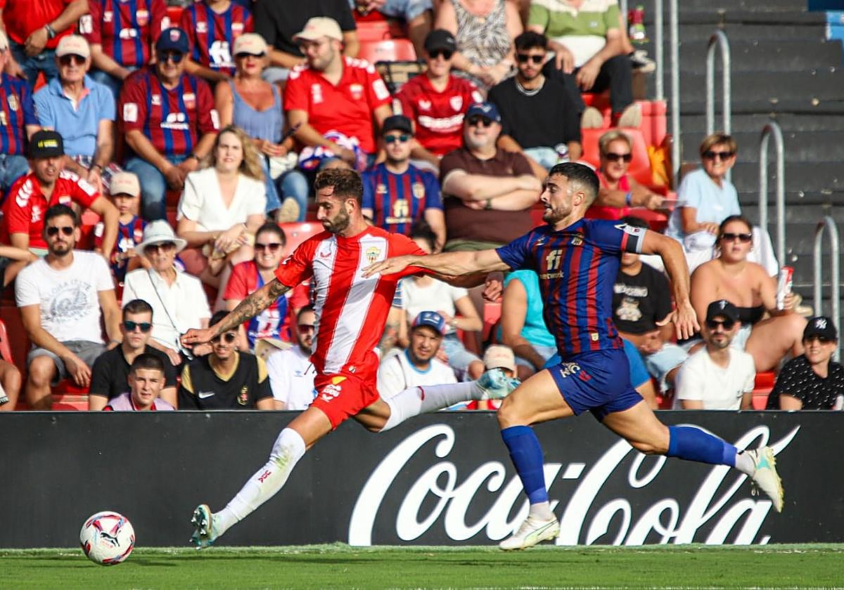 Baptistao durante un duelo en el partido contra el Eldense