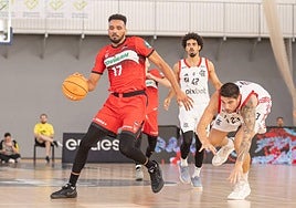 Noua inicia una contra en el encuentro entre el Covirán y el Flamengo.