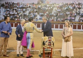 Entrega de un traje de luces a la Matriz de la Virgen de la Cabeza por parte de Juan Ortega.