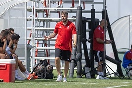Jon Erice, en el banquillo durante el duelo frente al Xerez.