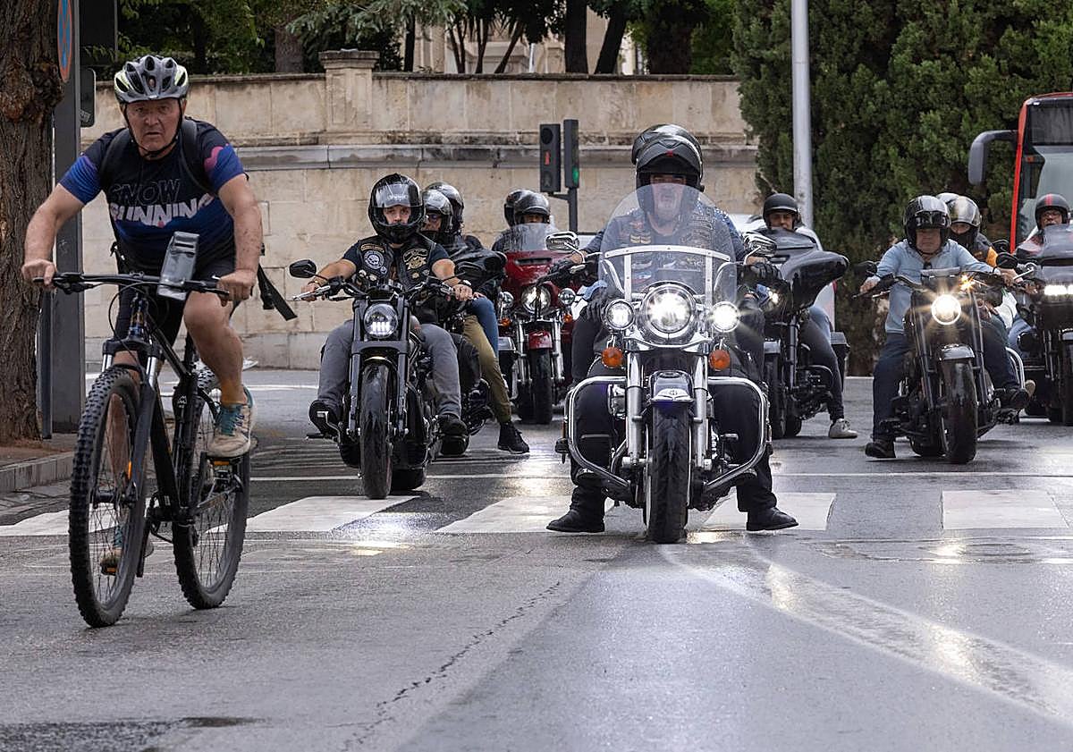 Imagen principal - Las motos y detalle de una chupa. 