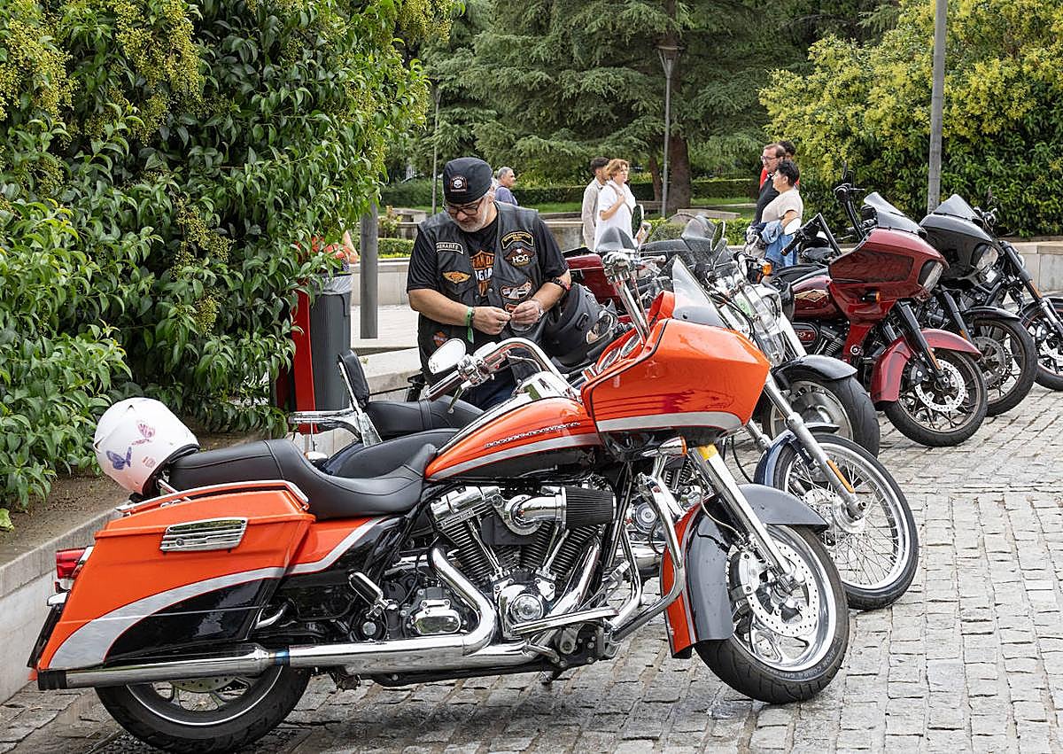 Imagen secundaria 1 - Las motos y detalle de una chupa. 