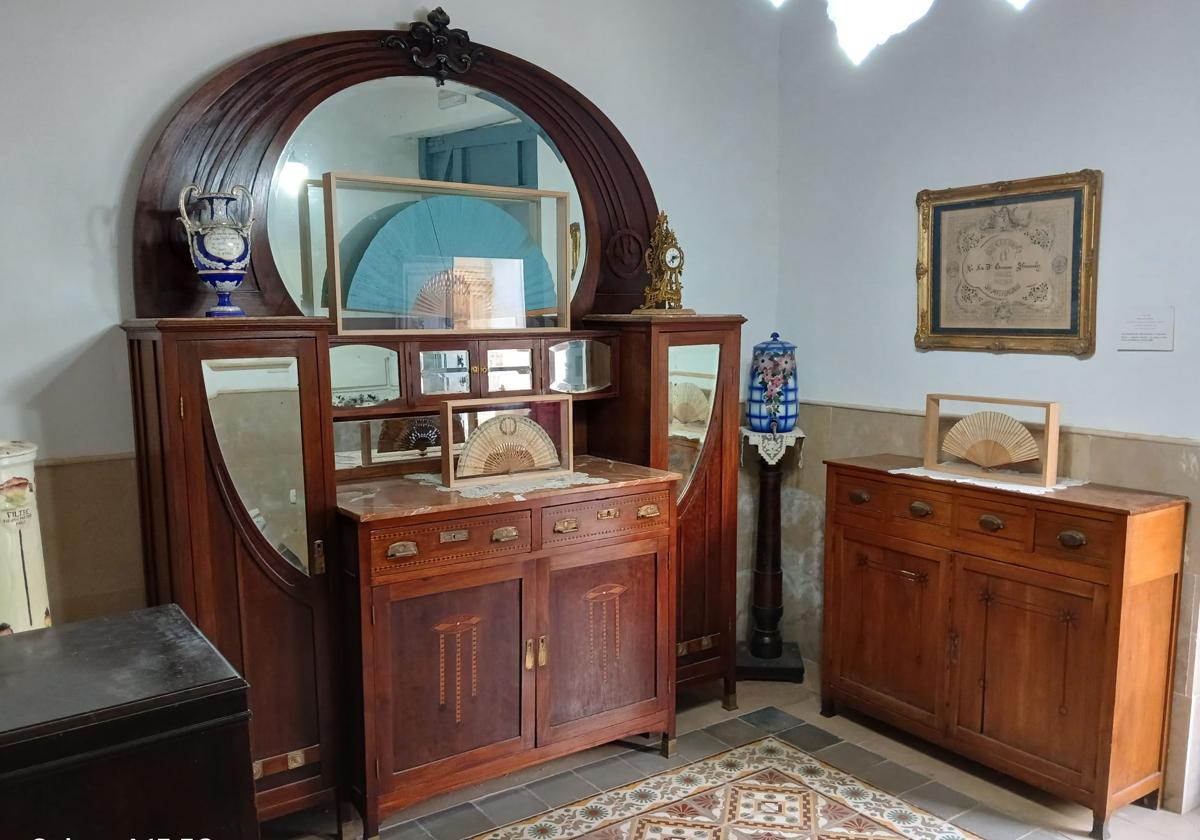 Interior de una exposición en Museos de Terque.