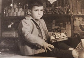 Antonio González en el mostrador de su tienda cuando era un niño