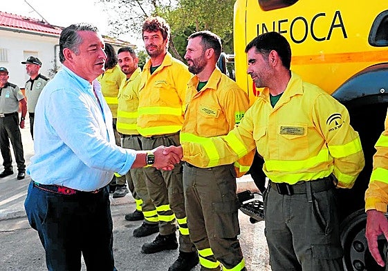 El consejero de la Presidencia y responsable del Plan Infoca, Antonio Sanz, saluda a sus efectivos.