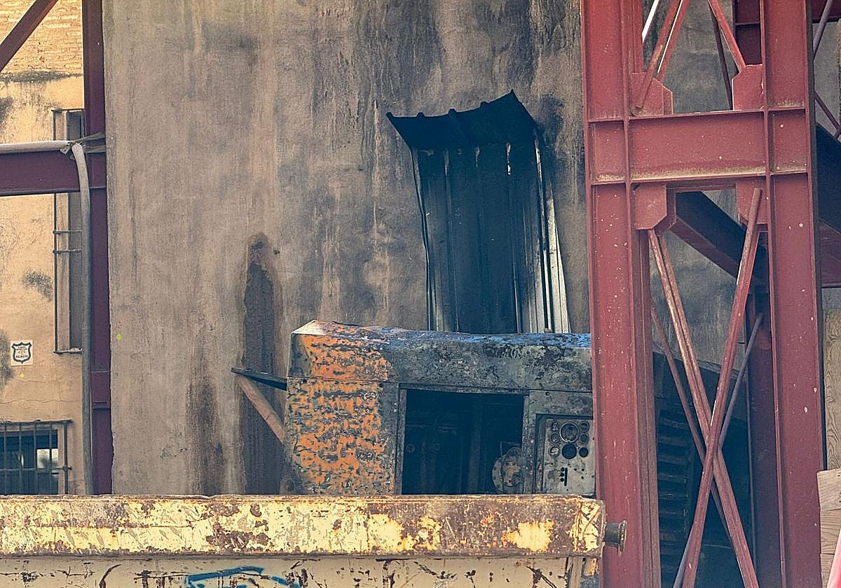 Compresor que ha ardido en la calle Horno Marina.