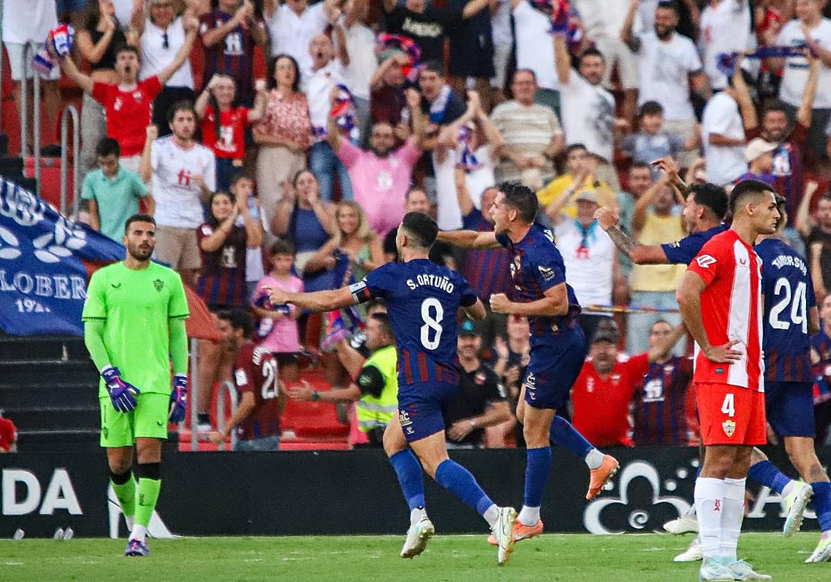 Luis Maximiano, que no pudo hacer nada en el gol, observa la celebración eldense.