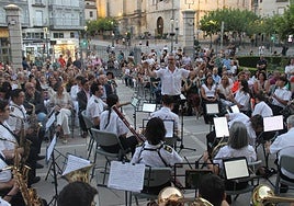 Momento del concierto en recordatorio de las víctimas de suicidio