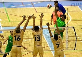 Juanmi González trata de superar el triple bloqueo melillense.