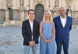 Luis García, María Espejo y José Ignacio Cano, en la plaza de Santa María.