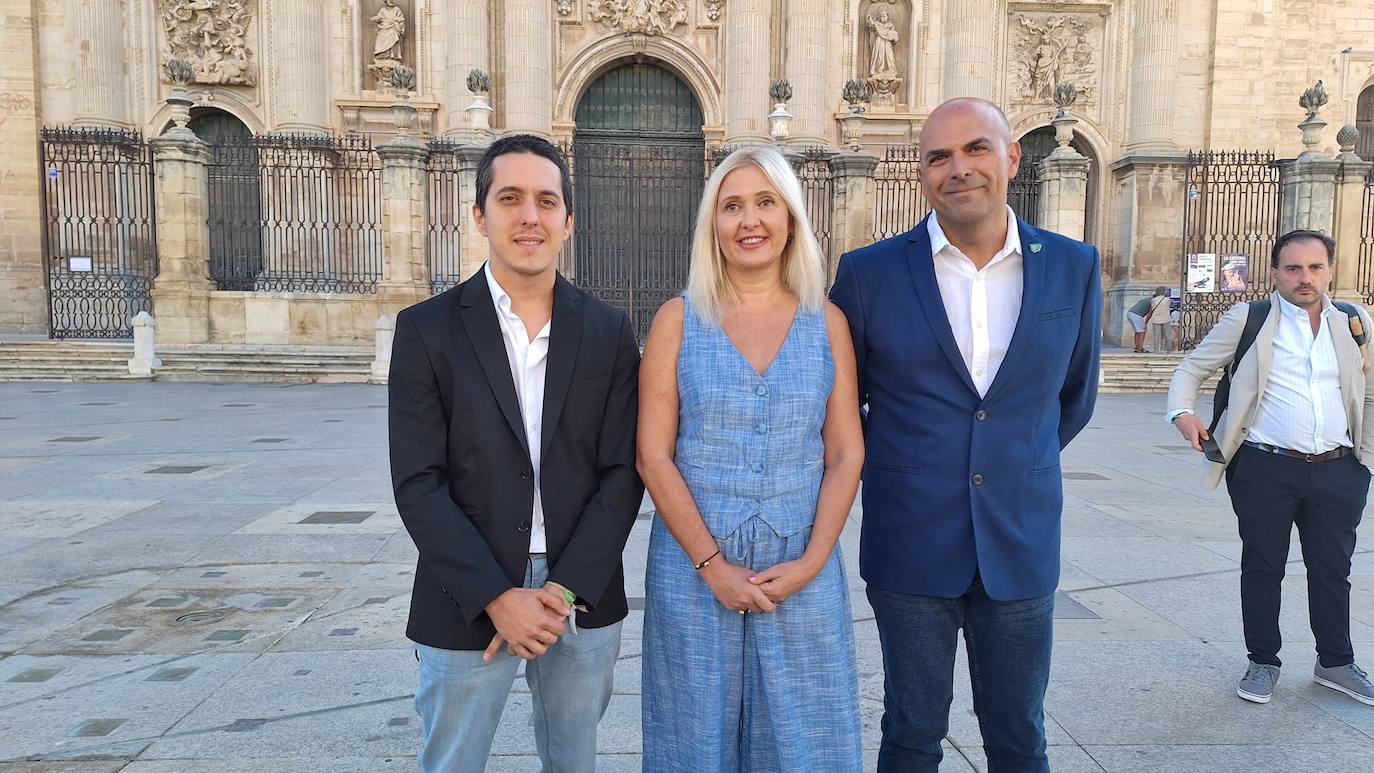 Luis García, María Espejo y José Ignacio Cano, en la plaza de Santa María.