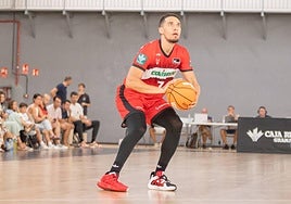 Scott Bamforth se prepara para lanzar un triple ante el Flamengo.