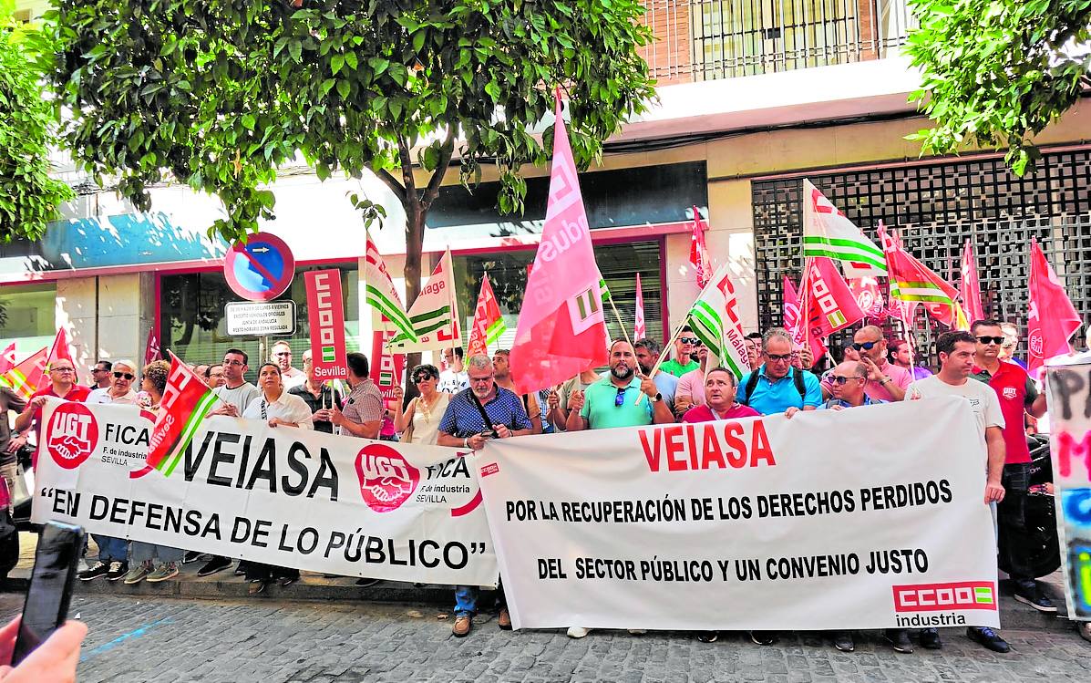 Protesta de trabajadores de las ITV ante la sede de la Consejería de Industria, Energía y Minas de la Junta.