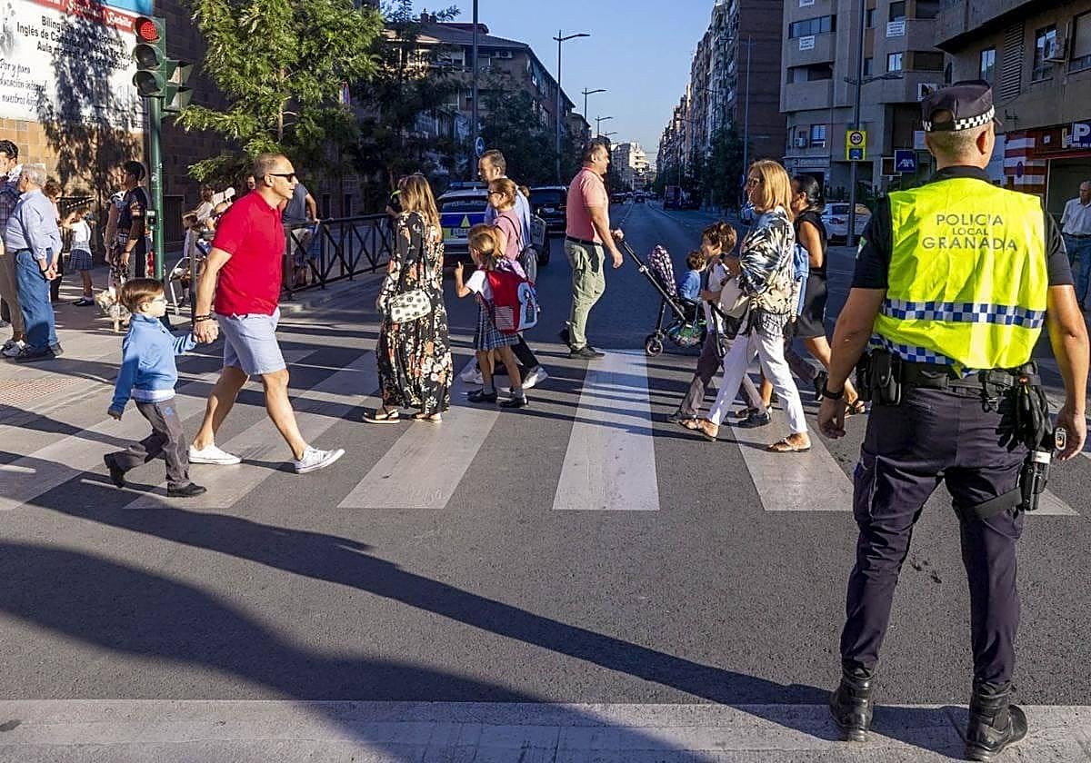 Peatones en un cruce este martes.