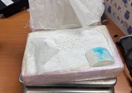 Imagen del kilo de cocaína al ser pesada