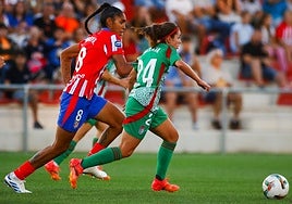 Alexia, de verde, corre ante la marca de la colchonera Gaby.