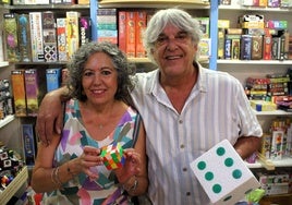 Guillermo y María Jesús, en el interior de Alquerque de 9, una de las tiendas más queridas de Granada.