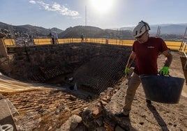 Operarios trabajando en el tejado invertido que cubre la torre de la Catedral.