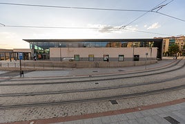 Edificio de la estación de tren de Andaluces junto a las vías del Metro de Granada.