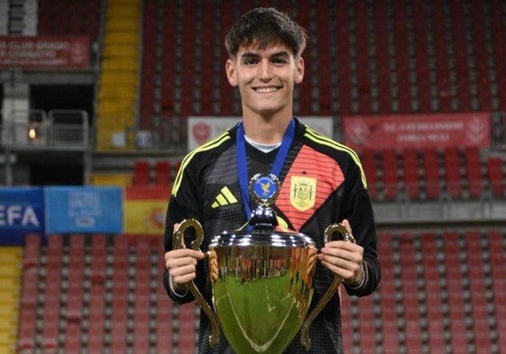 El rojiblanco Carlos Guirao levanta la 'Citta di Trieste' tras su victoria con España sub17.