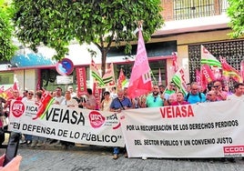 Protesta de trabajadores de las ITV ante la sede de la Consejería de Industria, Energía y Minas de la Junta.