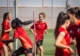 Lauri Requena, entre sus compañeras de equipo.