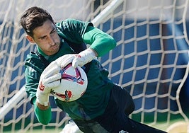 Mariño, en una intervención durante su primer entrenamiento con el Granada.