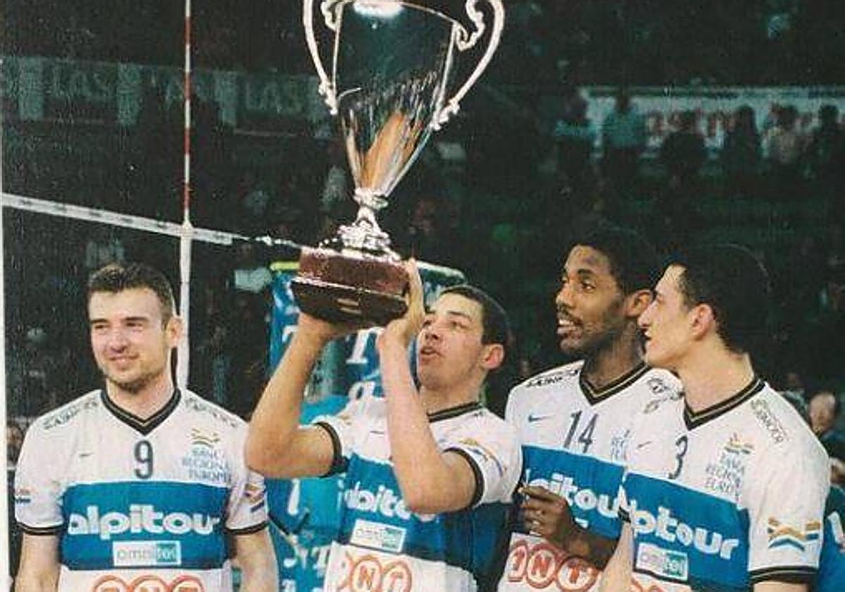 Alain Roca con Grbic, Iosvhany Hernández y Luigi Mastrangelo, con Cuneo.