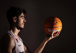 Edgar Vicedo sujeta un balón de la ACB al acabar el entrenamiento con el Covirán.