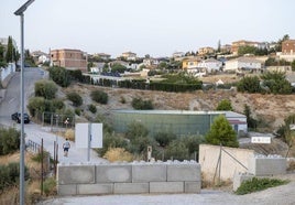 El muro entre La Guardia y el residencial de La Manseguilla.