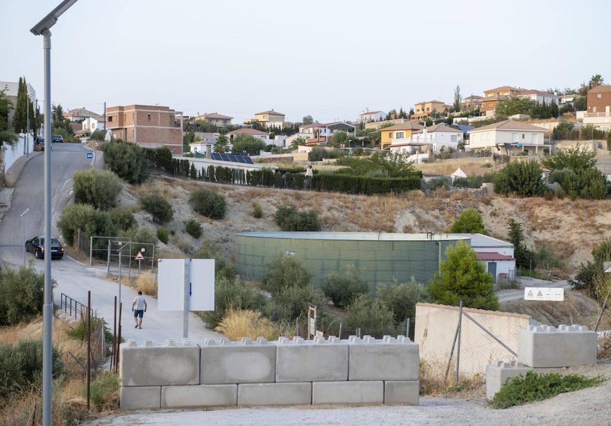 El muro entre La Guardia y el residencial de La Manseguilla.