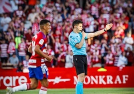 El árbitro de la Fuente Ramos, durante un partido anterior del Granada en Segunda.