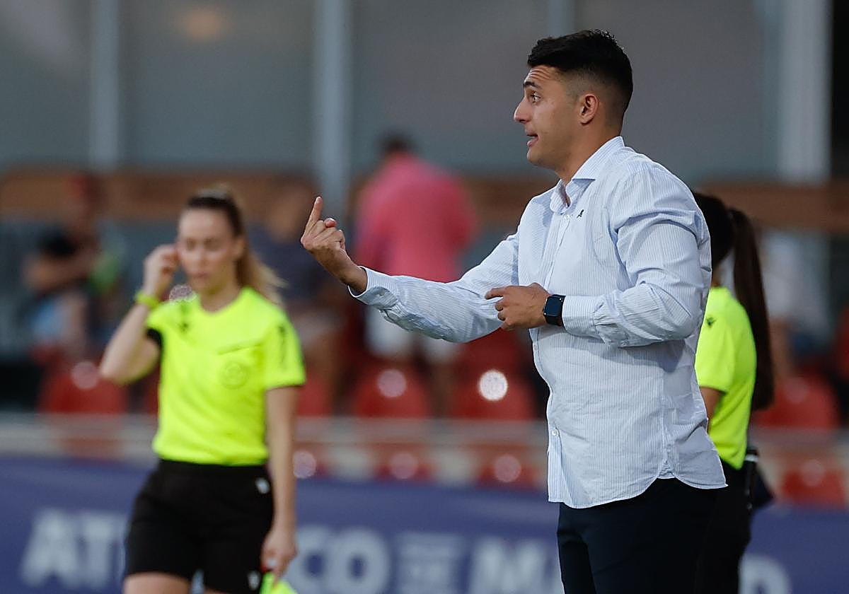 El entrenador del Granada femenino, Arturo Ruiz.