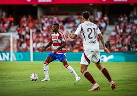 Martin Hongla, en un partido con el Granada en Segunda.