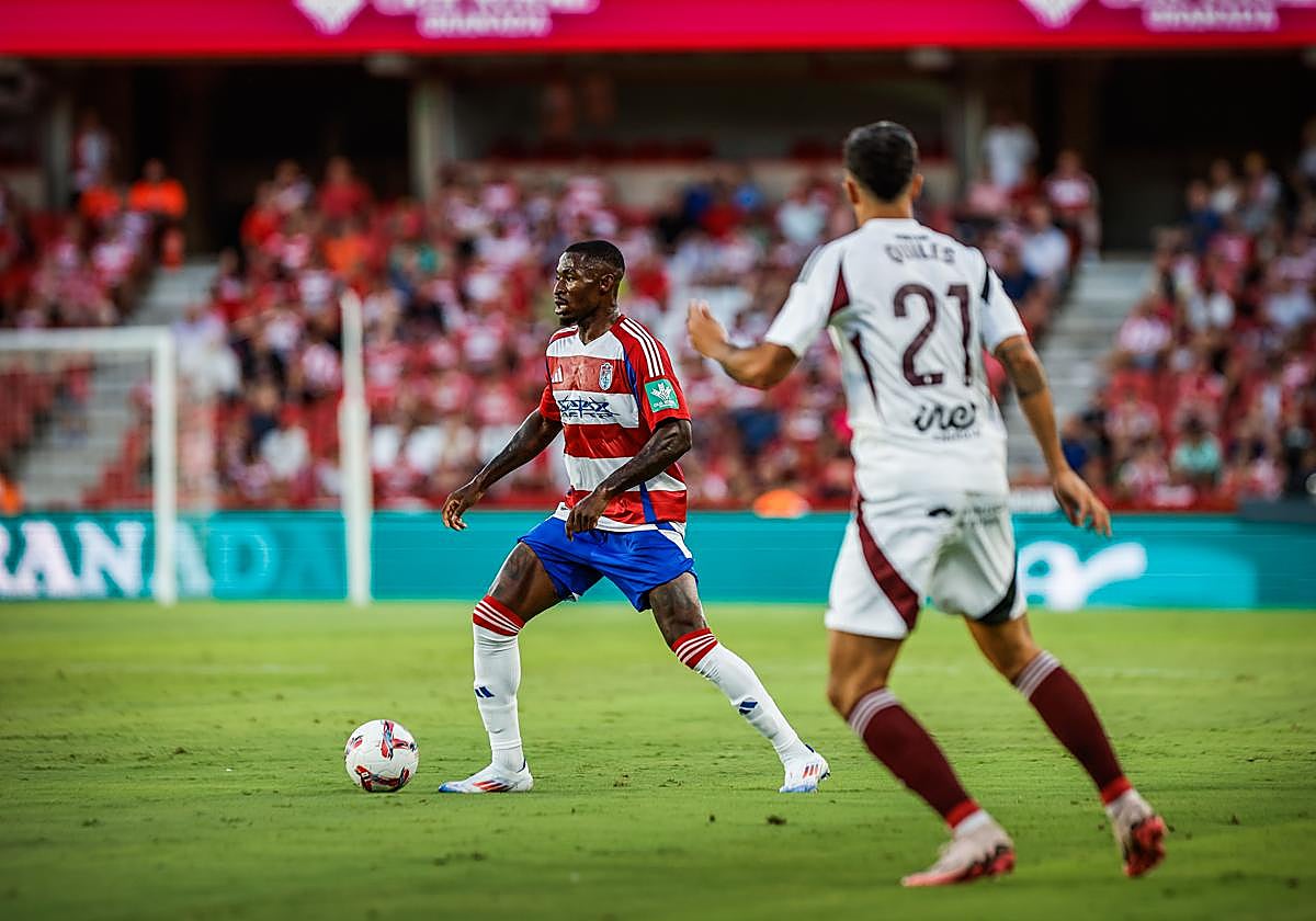 Martin Hongla, en un partido con el Granada en Segunda.