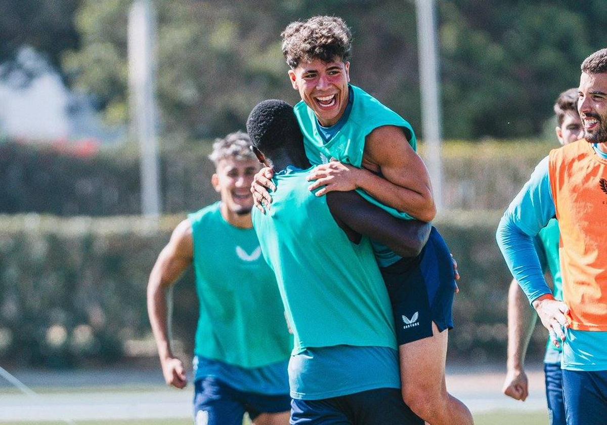 Melamed se abraza a Lopy durante un entrenamiento