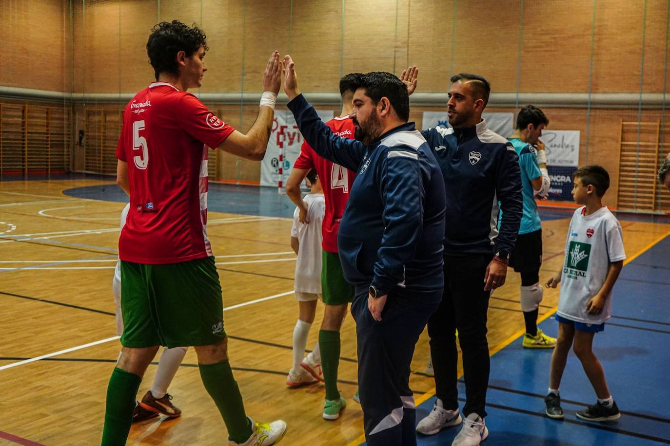 Rafa Romero (derecha), entrenador del Sima, saluda a sus jugadores.