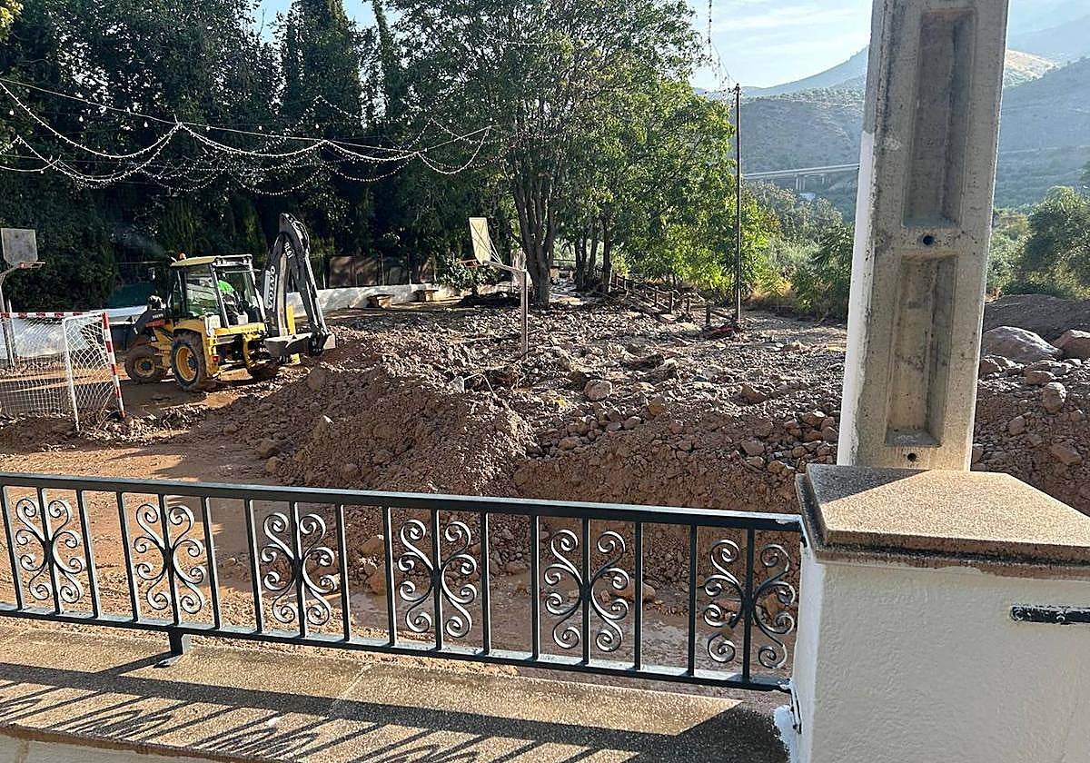 Imagen de archivo de una excavadora trabajando en La Cerradura tras la tormenta.